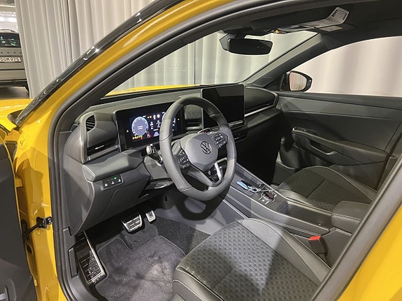 Volkswagen T-Roc 13 of 21