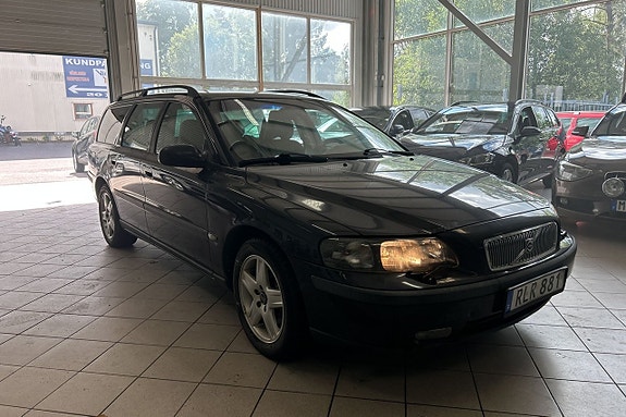 Volvo V70 3 of 5