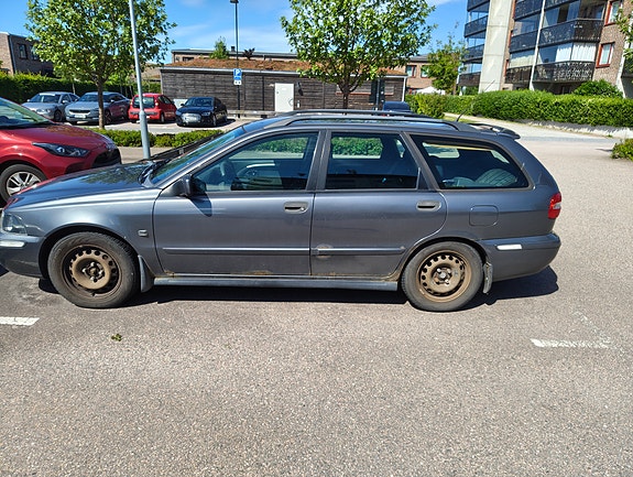Volvo V40 2 of 5