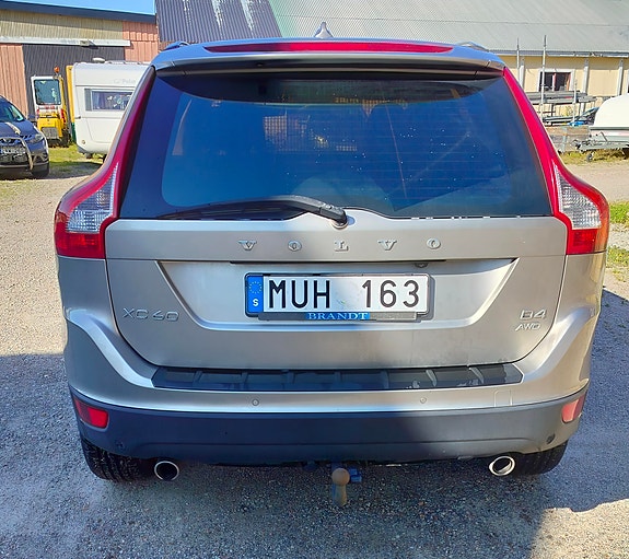 Volvo XC60 2 of 7