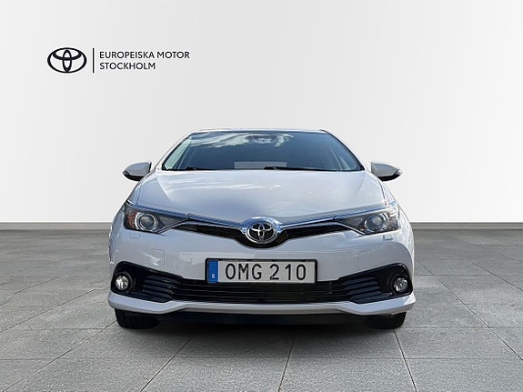 Toyota Auris 7 of 12