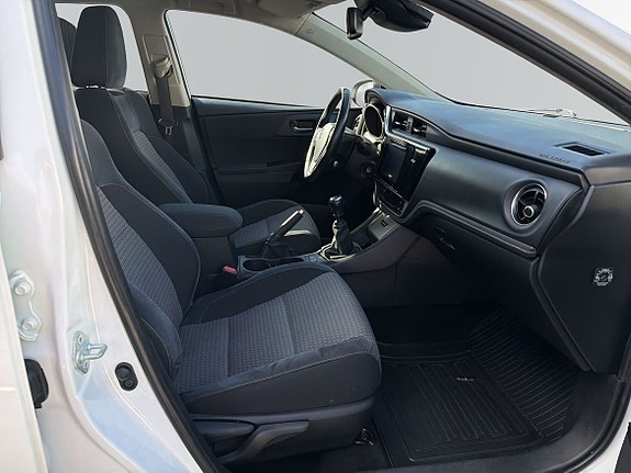 Toyota Auris 8 of 12