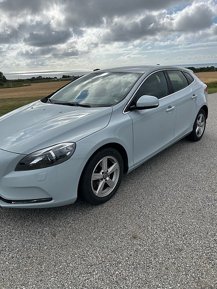 Volvo V40 2 of 5