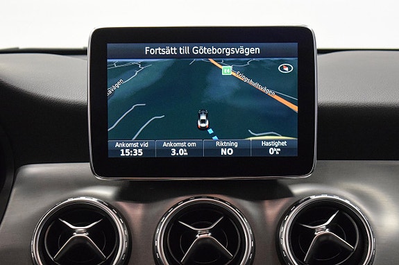 Mercedes-Benz GLA200 14 of 25