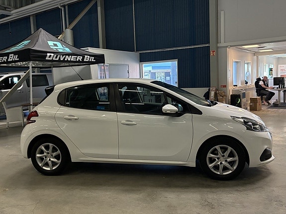 Peugeot 208 3 of 17
