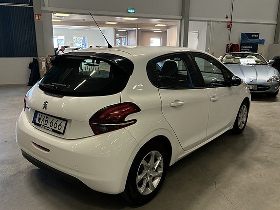 Peugeot 208 4 of 17