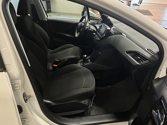Peugeot 208 10 of 17