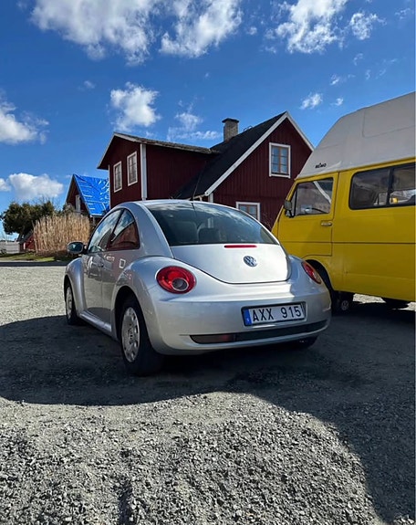 Volkswagen New Beetle 3 of 6