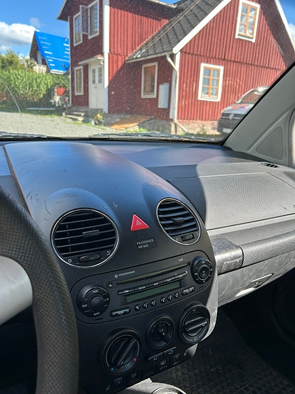 Volkswagen New Beetle 6 of 6