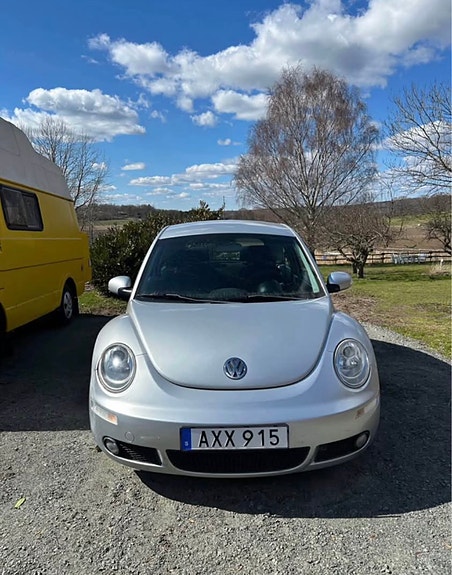 Volkswagen New Beetle 2 of 6