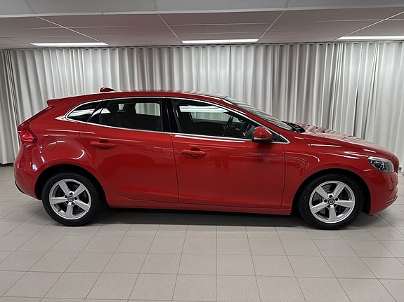 Volvo V40 2 of 7