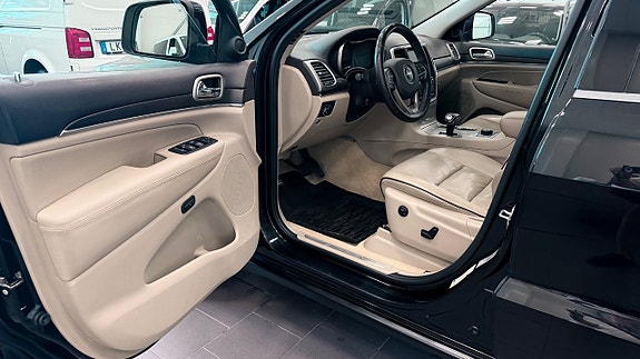 Jeep Grand Cherokee 12 of 22