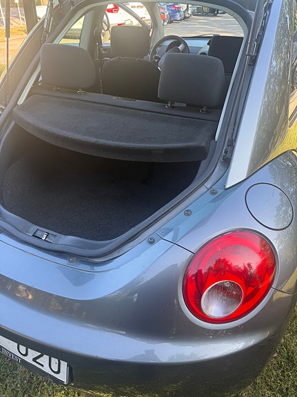 Volkswagen New Beetle 5 of 7