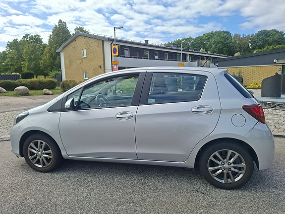 Toyota Yaris 2 of 15