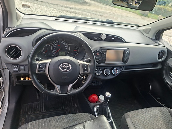 Toyota Yaris 4 of 15