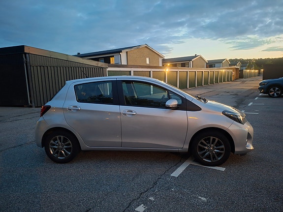 Toyota Yaris 12 of 15