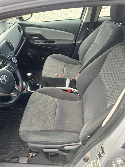 Toyota Yaris 10 of 15
