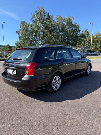 Toyota Avensis 4 of 15