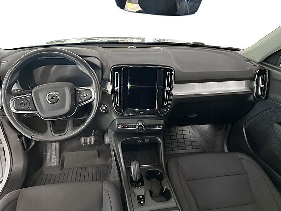 Volvo XC40 8 of 17