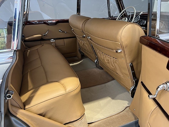 Mercedes-Benz 300 CE-24 18 of 23