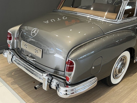 Mercedes-Benz 300 CE-24 9 of 23