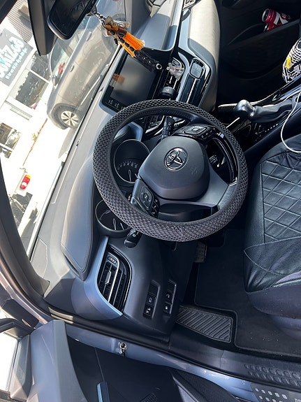 Toyota C-HR 3 of 15