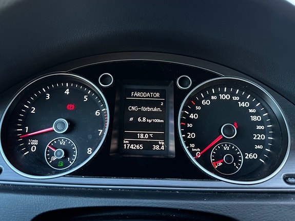 Volkswagen Passat 16 of 18