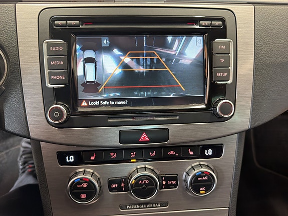 Volkswagen Passat 13 of 17