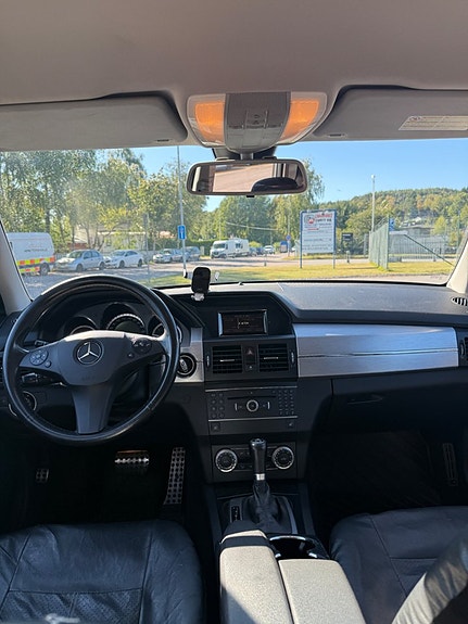 Mercedes-Benz GLK220 9 of 16