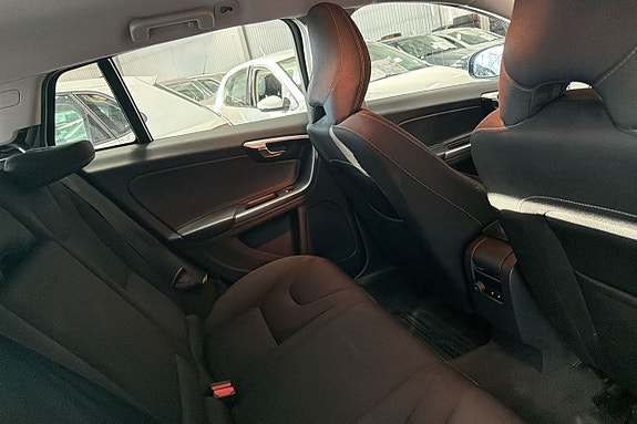 Volvo V60 11 of 16