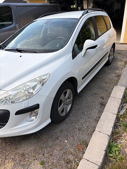 Peugeot 308 SW 2 of 15