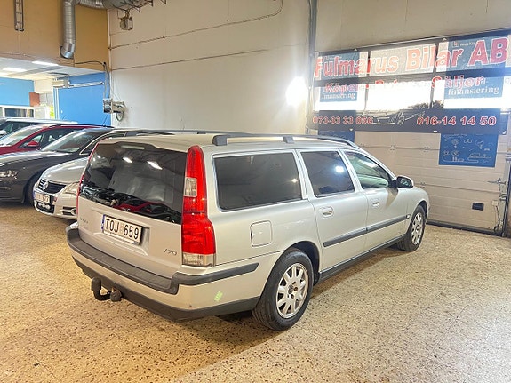 Volvo V70 4 of 11