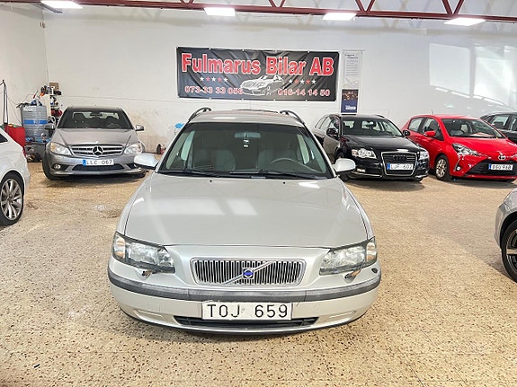 Volvo V70 2 of 11