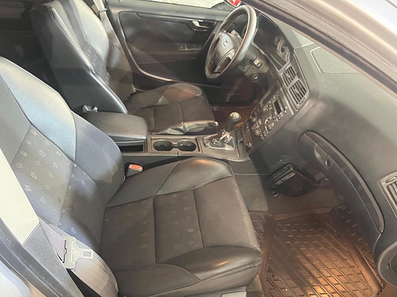 Volvo V70 8 of 11
