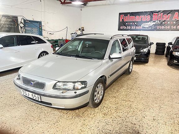 Volvo V70 3 of 11