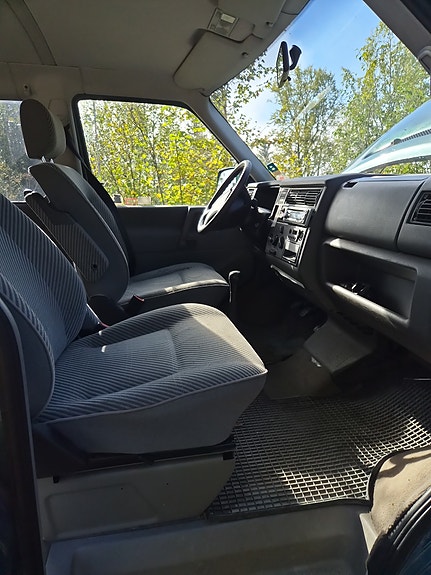 Volkswagen Caravelle 3 of 6