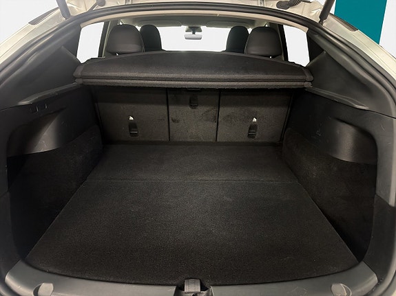 Tesla Model Y 21 of 23