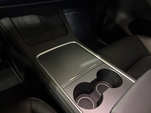 Tesla Model Y 13 of 23
