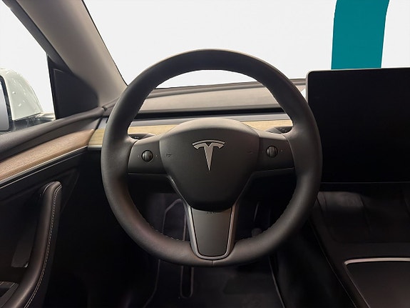 Tesla Model Y 19 of 23