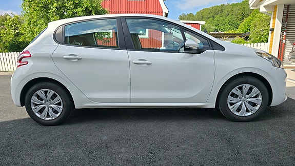 Peugeot 208 4 of 9