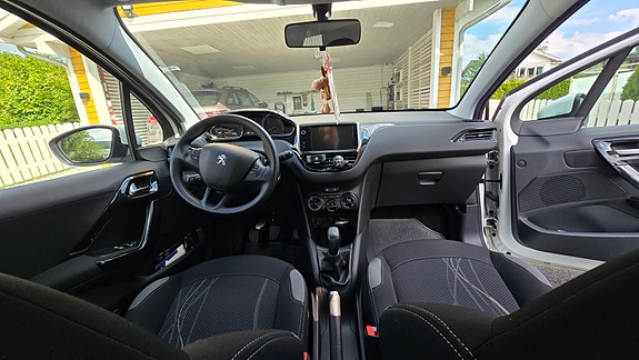Peugeot 208 5 of 9
