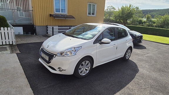 Peugeot 208 2 of 9