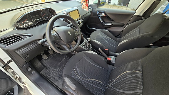 Peugeot 208 3 of 9