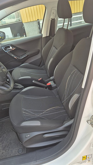 Peugeot 208 6 of 9