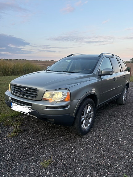 Volvo XC90 3 of 9