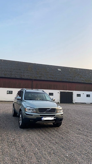 Volvo XC90 2 of 9