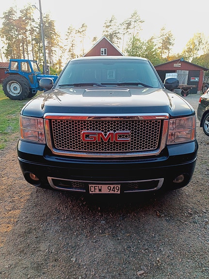 GMC Sierra 3 of 7