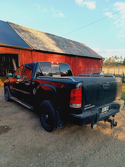 GMC Sierra 2 of 7