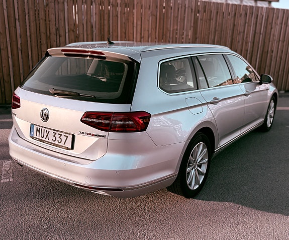 Volkswagen Passat 2 of 3