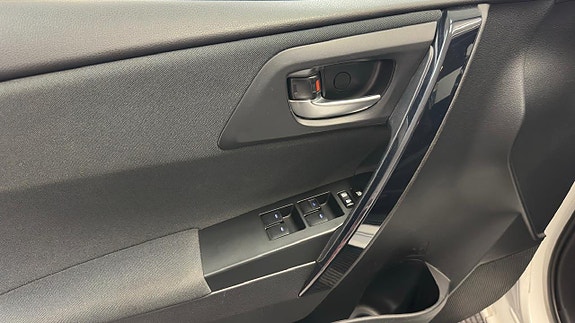 Toyota Auris 8 of 27